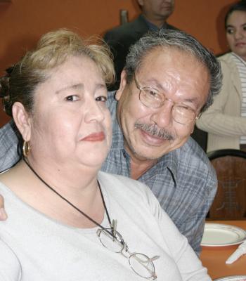 Ricardo Wong y Estela de Wong.