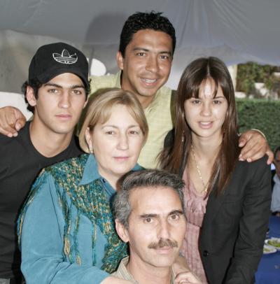 Juan Antonio Murra junto a su esposa Cony de Murra y sus hijos Lorena y Antonio Murra, y Salvador Mariscal.