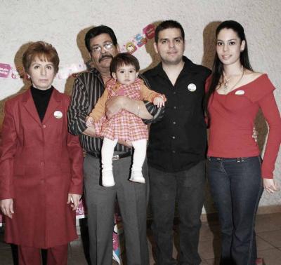 Daniela en compañía de sus abuelos Arturo Luján y Graciela Reyes de Luján y sus tíos Liliana Zataráin y Daniel Luján