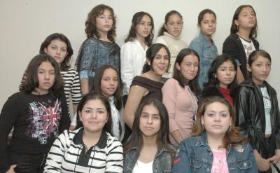 21 de febrero de 2005


Reyna Priscila García Villanueva acompañada por un grupo de amigas que le organizó su mamá, con motivo de su cumpleaños.