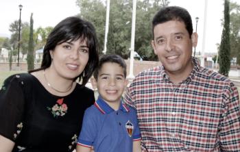 Irene Ochoa y Edgardo Lugo Preciado, con su hijo Edgardo.