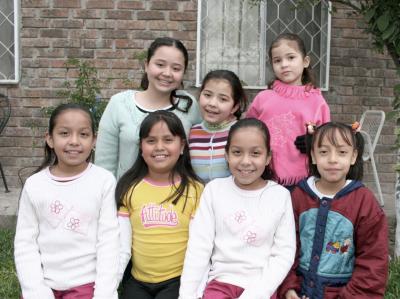 Zeltzin Pérez Vázquez acompañada por un grupo de amiguitas, en su fiesta de cumpleaños.