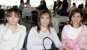 Ivette de Martínez, Adriana de González y Miriam de Juan.