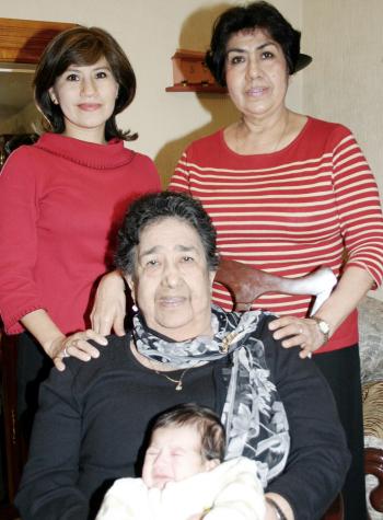 María del Rosario de Díaz, consu hija, su nieta, Rosario Rosario Díaz de Rodríguez y su bisnieto José Ángel Rodríguez.