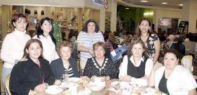 Rosario de González, Lety de González, Hilda Orozco, Francis de Villalobos, Nena de González, Becky de González, Hilda de Cortinas, Verónica Orozco y Gaby de González, en reciente convivio