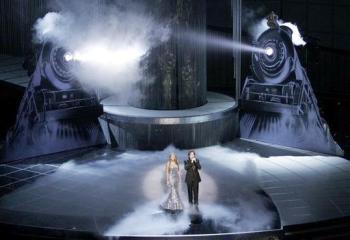 Beyonce junto a Josh Groban durante su actuación al interpretar la canción 'Believe' de la película El Expreso Polar.

  Para su número musical del espectáculo, Beyonce también eligió el 'look' de sirena, con un vestido que brillaba de arriba a abajo.