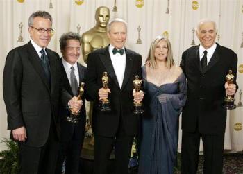 Clint Eastwood, ganador como Mejor Director, Bárbra Stresiand, Dustin Hoffman, Albert S. Ruddy y Tom Rosenberg.