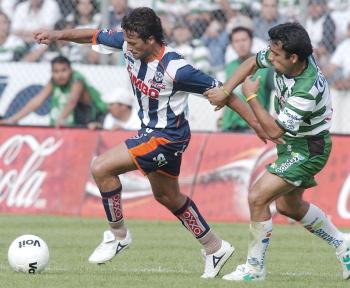 La primera aproximación de gol fue obra del Monterrey en el minuto diez, después de que Gerardo Espinoza no pudo despejar un balón en el área chica, el cual le cayó de modo a Ervitti, quien disparó muy cruzado a la portería de Adrián Martínez