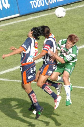 Los Guerreros lucharon en cada rincón de la cancha el esférico, redituándoles en una oportunidad y generando peligro en otro par, mientras que los Rayados no encontraban la brújula y su técnico Miguel Herrera era expulsado por el central Manuel Glower, al reclamar la mayoría de las decisiones arbitrales.