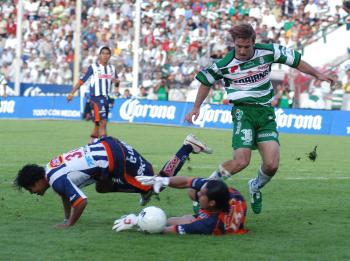 Las anotaciones del encuentro, correspondiente a la fecha siete del Clausura 2005, fueron obra de los santistas Rodrigo “Pony” Ruiz al minuto 40, autogol del regiomontano Elliott Huitrón al 47 de tiempo corrido y del argentino Matías Vuoso al 81. Por los visitantes había empatado momentáneamente Carlos Casartelli en el descuento de la primera parte.