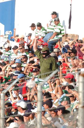 Los enfrentamientos persistieron en forma aislada hasta cerca de las 19:00 horas; al momento de salir los autobuses que trasladaban a los regiomontanos fueron apedreados algunos.