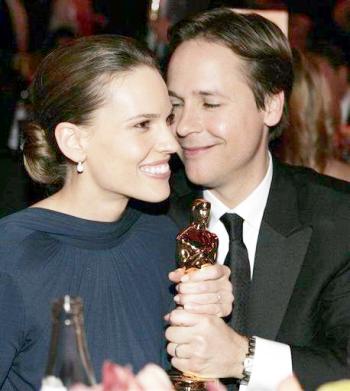 Hilary Swank junto a su esposo Chad Lowe.