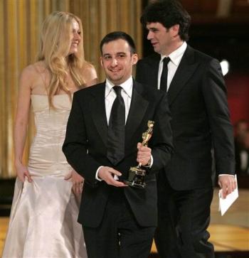 La película del chileno-español Alejandro Aménabar, Mar Adentro, ganó el Oscar a Mejor Película Extranjera , que narra la historia de un hombre minusválido que lucha durante muchos años por morir. 

Gwyneth Paltrow junto al director y escritor Alejandro Amenábar (centro), y el productor ejecutivo Fernando Bovaira tras aceptar la estatuilla.