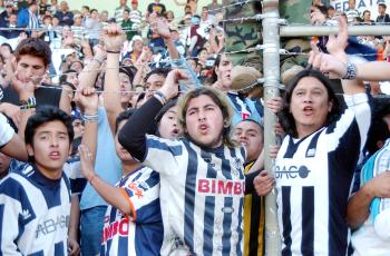 A la salida de Sombra Norte empezaron las agresiones verbales entre los seguidores del Santos Laguna y los integrantes de La Adicción, quienes prácticamente estaban enjaulados en los accesos de entrada. 

Los aficionados regiomontanos que estaban en el interior del inmueble empezaron a lanzar objetos en contra de la fanaticada santista.