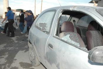 Se quedaron sin entrar al Estadio Corona alrededor de 450 regiomontanos, la mayoría de los cuales contaban con boleto, según lo pudo constatar el representante de esta casa editora. 


De Villa Vázquez aseguró que a 250 de esos aficionados visitantes se les reintegró el costo de la entrada, al igual que a una pareja regiomontana que alteró el orden en la zona de plateas durante el primer tiempo.