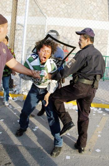 Hasta después de una hora de terminado el encuentro, las cosas volvieron a la normalidad en las afueras del estadio y las calles aledañas al inmueble. La mayoría de los rijosos a excepción de los consignados al Ministerio Público, fueron recluidos en los módulos de detención de la ergástula municipal a disposición del juez calificador.