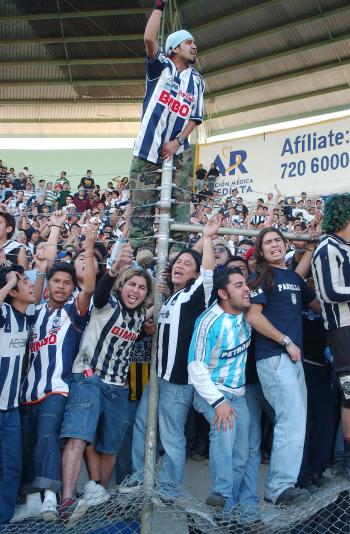 Una vez más la violencia se hizo presente en el Estadio Corona y sus alrededores, con motivo de la visita de los Rayados del Monterrey; el temperamento del director técnico regiomontano, Miguel Herrera, y la agresividad de un sector de la porra La Adicción, fueron ingredientes que ayer provocaron diferentes hechos violentos.