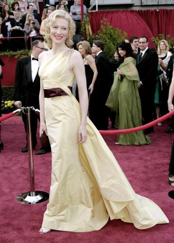 Cate Blanchett.

Blanchett eligió un vestido de alta costura de Valentino amarillo pálido con un broche en el hombro y una banda borgoña en la cintura. Sin embargo, admitió tras ganar que estaba más cómoda con ropa de hombre.