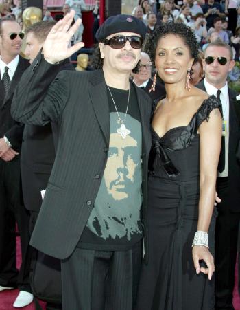 Carlos Santana y su esposa Debra.