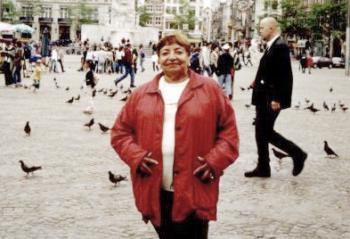 Sra. Magdalena Ávalos de Ortega, en la Plaza Dam de la ciudad de Amsterdan, durante su viaje a Holanda para visitar a su hija Connie Ortega de Van Riet.