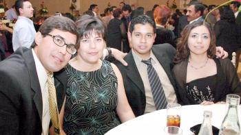 Manuel Ramírez González, Rosa María Carrillo de Ramírez, Carlos Salazar y Karina Ramírez.