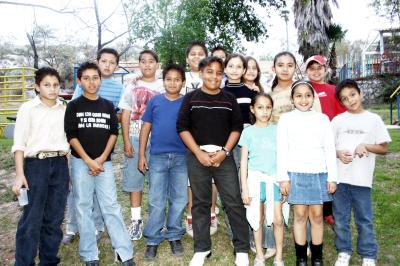 Carlos Mauricio Chavarría acompañado por un grupo de amigos.