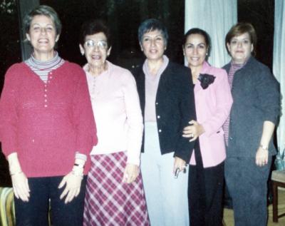 Elvira R. de Muñoz, Luz Elena de Chufani, Carmen Díaz Flores de Sada, Cuquita de Rosales y Marcela de Sada.