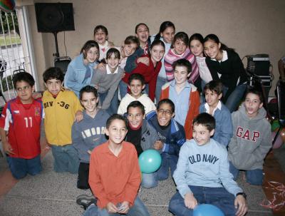 Gustavo Díaz de León rodeado de un grupo de amiguitos, quienes asistieron a su fiesta de cumpleaños para felicitarlo.