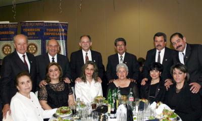 René y Estelita González, Eddy y Velina Murra, Ricardo y Adriana Marcos, Salvador y Conchita González, Victor y Liliana González, Pedro y Laura Abraham.