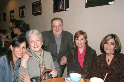 02 de marzo 


Elena Sillerde Luengo, Elena González de Luengo, Enrique Luengo, Luz María Martínez y Magaly.