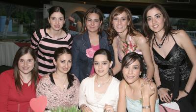 Cristina Sánchez Von Bertrab junto a sus amigas en su fiesta de despedida.