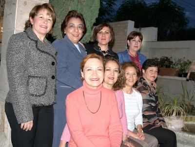 San Juana de Cerna, Telly Magaña, Marcela de Wong, Elisa González, Guadalupe Moreno, Rebeca Tobías, Silvia Rendón y Patricia Guzmán.