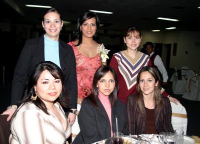 04 de marzo 

Verónica Ledezama de Ortiz, Araceli Castillo de Sánchez, Penélope Adriano, Marcela Rodríguez de Pimentel y Gabriela Salcido de Ruiz acompañaron a la futura novia en su despedida de soltera.