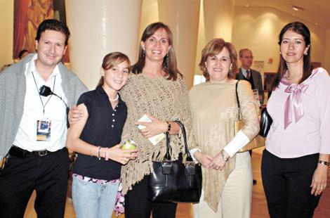 Susy de Dingler, Mónica de Bustos, Consuelo de Armendáriz, Daniela Armendáriz y Luis A. Salazar