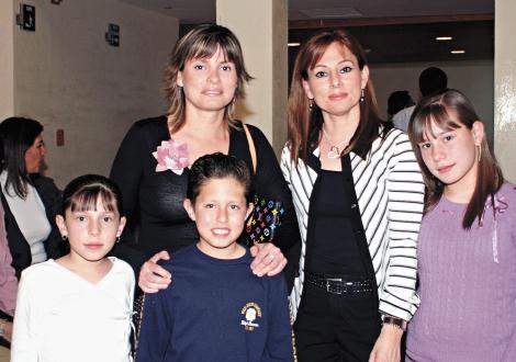 Pilar y Maribel Ortueta con sus hijos