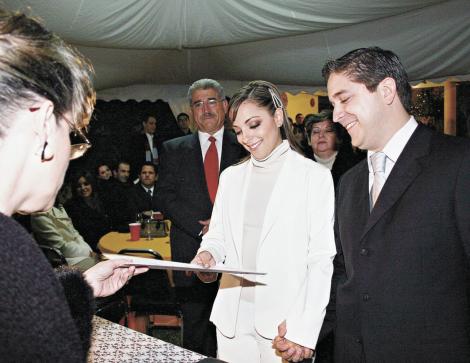 Los novios recibiendo su acta de matrimonio