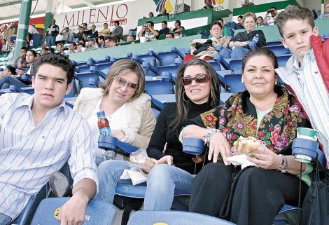 Ruth Pastrana de Navarro con sus hijos Ruth, Ángela, Armando y Alberto Navarro Pastrana.