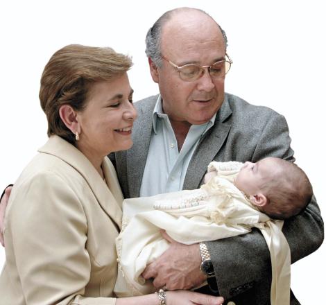 BAUTIZO DE ISABELLAMarta Amarante de Pérez y Javier Pérez de Aguilera junto a la pequeña Isabella