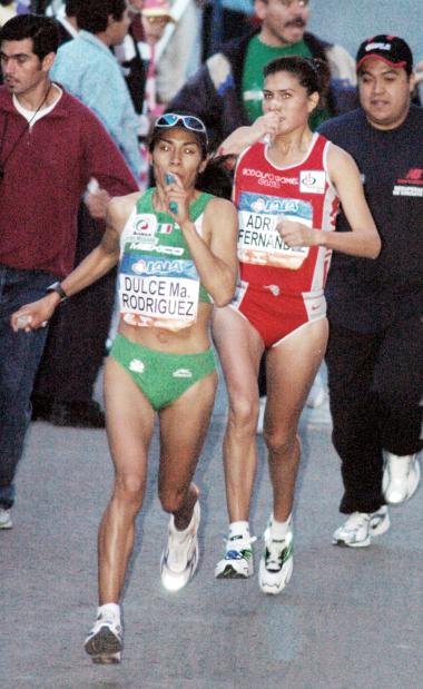 Los campeones del Maratón Lala 2005 fueron George Okworo, de Kenia, y Dulce María Rodríguez, de la Ciudad de México, en categoría varonil y femenil, respectivamente. Para Esteban Rodríguez, quien es empleado y padre de dos niños, las principales ganadoras fueron las familias.