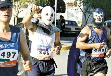 Los enmascarados y encapuchados “Santo” y “Blue Demon” se llevaron los aplausos de los observadores, más aún cuando el primero se quitó los tenis y concluyó el recorrido descalzo.