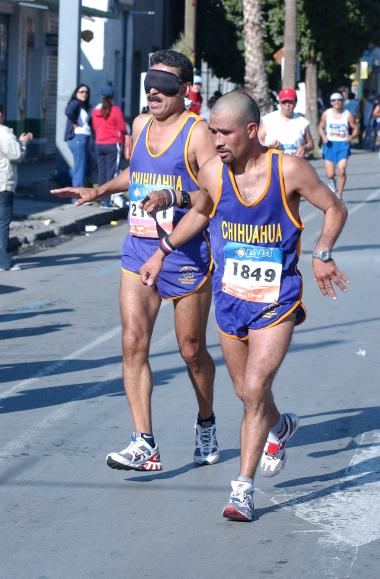 Hombres, mujeres, jóvenes, adultos mayores, delgados, gruesos, lampiños, con bigote, ricos, humildes, fornidos, tatuados, todos unidos por la voluntad de concluir la carrera y llegar a la meta, pero cada uno con un reto personal distinto.