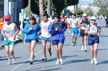 Los cinco mil participantes ajustaron sus relojes y emprendieron la marcha partiendo de la Ciudad Jardín. Algunos comenzaron acompañados de sus familiares, otros charlando entre sí. La mayoría había participado en maratones anteriores, los más jóvenes, apenas se iniciaron en el deporte, pero confiaban en realizar un buen papel