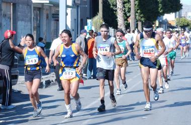 El maratón Lala comenzó como un maratón, donde los participantes debían recorrer 42 kilómetros a través de las tres ciudades hermanas.