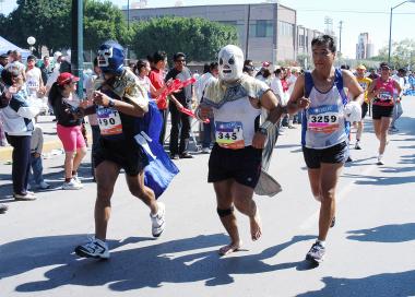 Tras una breve participación, apenas de unos metros, este ejemplar deportista, con experiencia en varios ultramaratones, entregó la estafeta y se retiró a su domicilio, donde al lado de familiares y amigos se dedicó, por vez primera, a observar y apoyar a los miles de corredores que año con año visitan La Laguna.