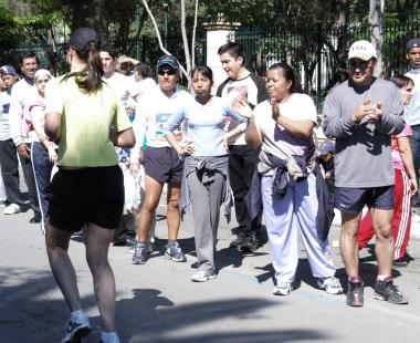 Los atletas iniciaron su recorrido a una temperatura de 13 grados, de acuerdo a los especialistas, ideal para este tipo de competencias, lo que favoreció buenos registros de tiempo durante la primera mitad de la prueba.