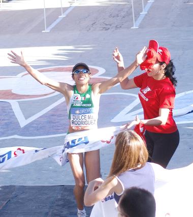 La nueva reina del maratón lagunero, estuvo siempre dentro del pequeño grupo líder y desde el mismo arranque se alternó la punta con la keniana Margaret Toroitich y en algún momento con Adriana Fernández, aunque terminó por vencerlas a ambas.