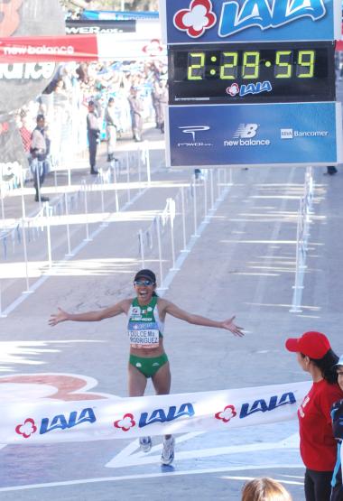 Un contundente triunfo se acreditó ayer la mexiquense Dulce María Rodríguez de la Cruz en el XVII Maratón Internacional de La Laguna 2005, al convertirse en la nueva poseedora de la marca nacional de esta prueba, luego de ejercer un amplio dominio sobre el resto de las corredoras de la categoría Élite.