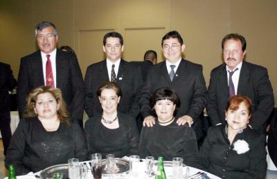 Sergio y Claudia Gutiérrez, José de Jesús y Pera Muñoz, Armando y Gaby Ríos y Víctor y Rosy Morales.