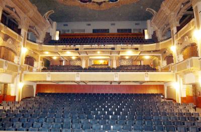 Fue así que el día de su inauguración, el siete de marzo de 1930, el público lagunero pudo darse cuenta de la semejanza de la fachada del teatro Martínez con la del Teatro Fox de San Louis Missouri, muy al estilo medieval con sus remates y vitral.