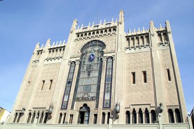 Medieval, neogótico, art-noveau, oriental... Una mezcla de estilos artísticos se conjuntaron en la creación del Teatro Isauro Martínez, que hoy resulta oportuno analizar en el 75 aniversario de su fundación.